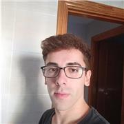 Profesor de matemáticas imparte clases a niños de primeria y secundaria